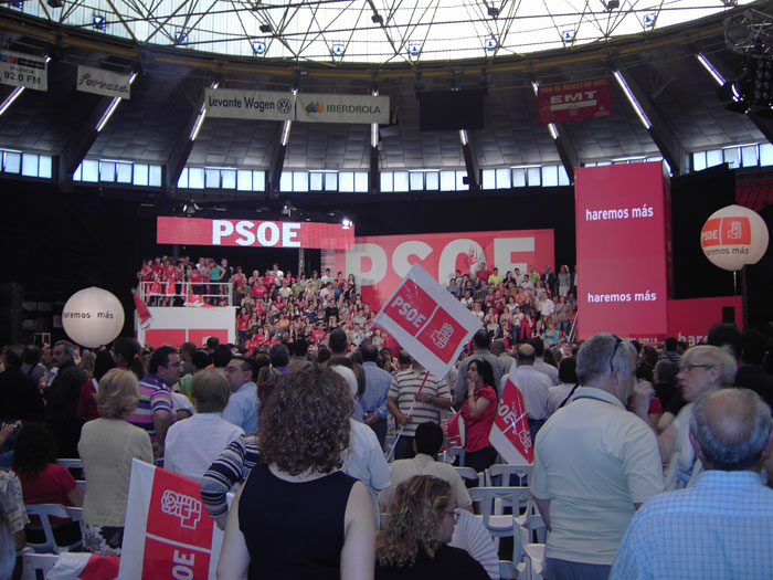 La agrupación socialista de Novelda acude al mitin de Zapatero en Valencia