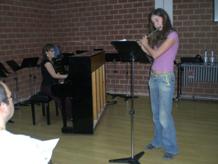 Alumnas de flauta de «La Artística» interpretan melodías de los grandes maestros
