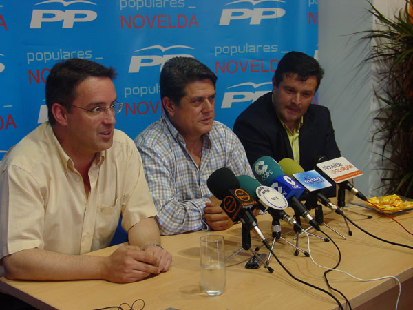 Federico Trillo respalda al alcaldable por el PP, Rafa Sáez, en el final de la campaña electoral