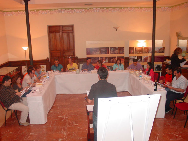 Primera jornada de cata de vino en el centro cultural Gómez-Tortosa