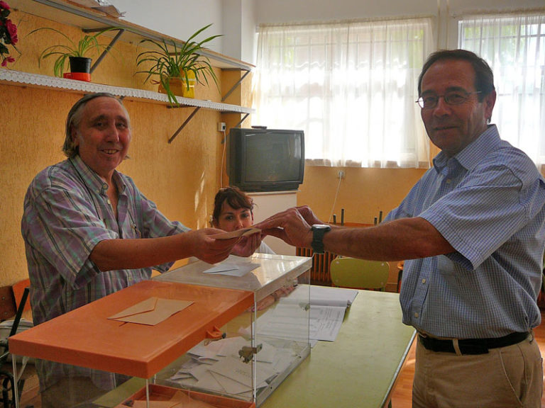 Víctor Cremades deposita su voto en el colegio Jesús Navarro