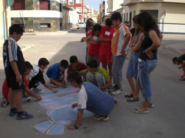 Los niños del Sagrado Corazón decoran las calles