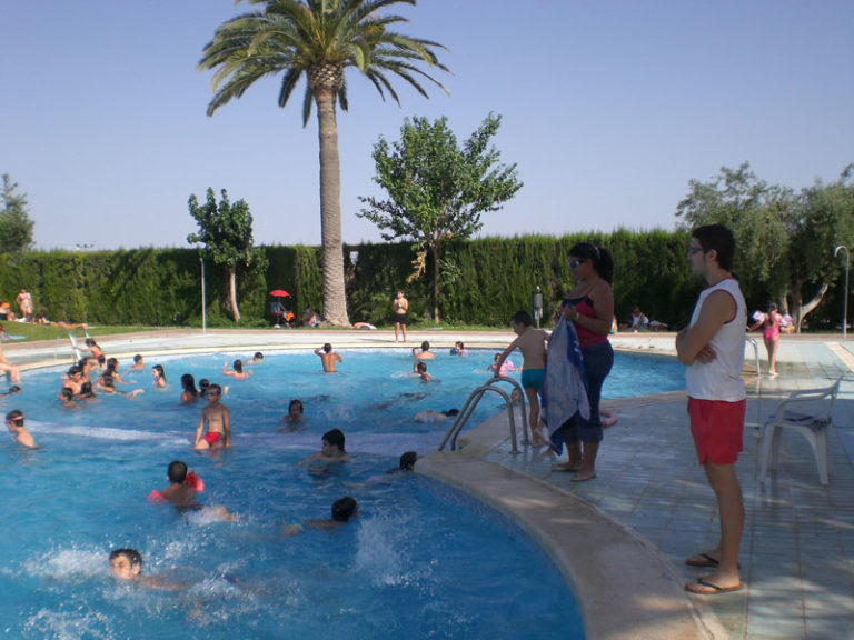 El calor llena las piscinas municipales