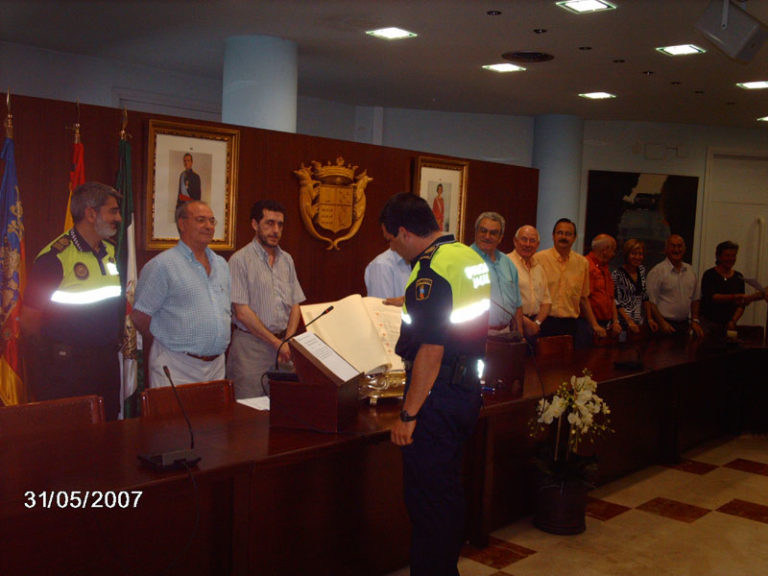 Cuatro oficiales y tres agentes de la Policía Local toman posesión de su cargo