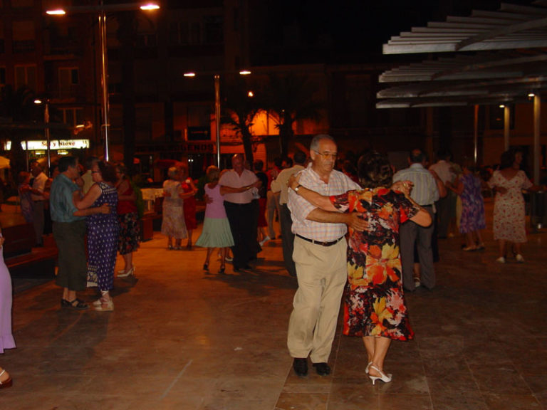 La Glorieta acoge la verbena del «Farolillo»