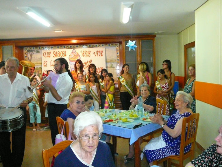 El pasacalles conduce a los festeros al Hogar del Anciano