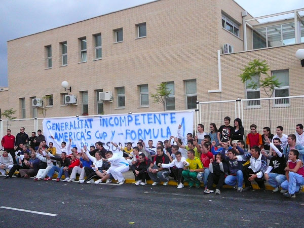 Los alumnos del I.E.S. Vinalopó protestan ante la falta de profesores