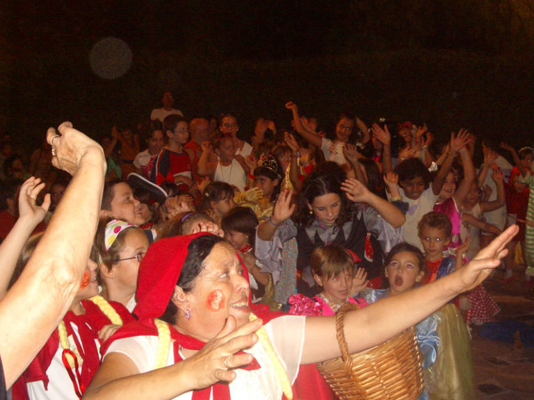 Fiesta de disfraces en el barrio de La Garrova