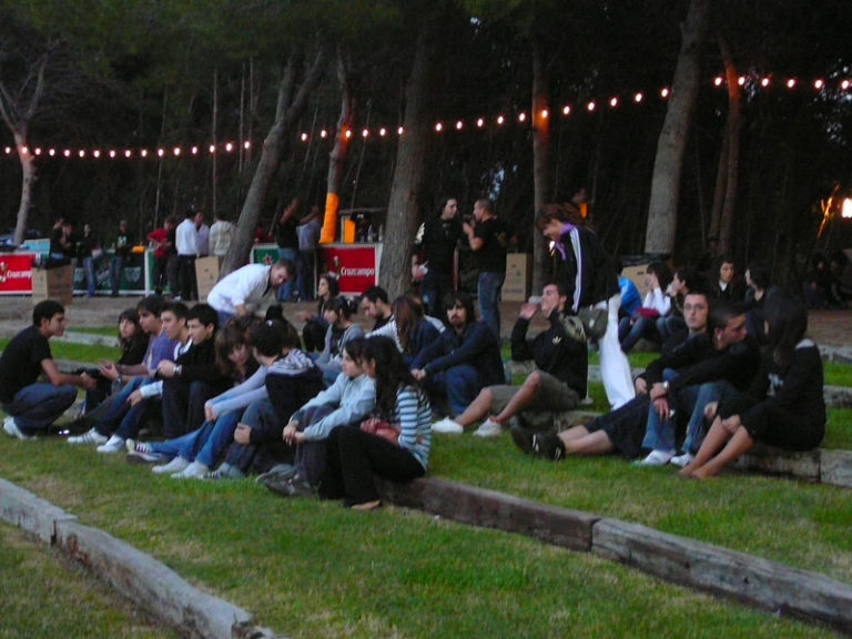 El Raïm Festival reúne a cientos de jóvenes en el parque del Oeste