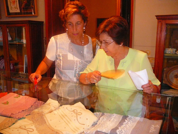 La Asociación de Mujeres expone la artesanía del encaje de bolillos