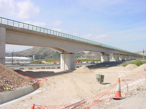 La línea eléctrica subterránea del AVE que cruza Novelda y Saladas provoca la guerra en Monforte del Cid