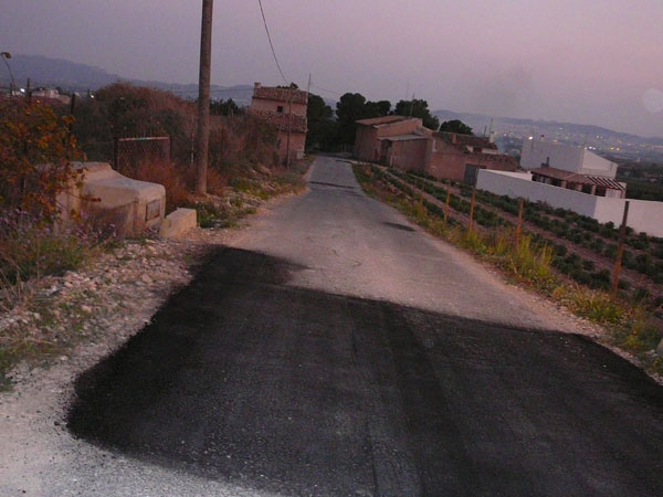 El Ayuntamiento invierte 15.000 euros en el bacheo y asfaltado de caminos
