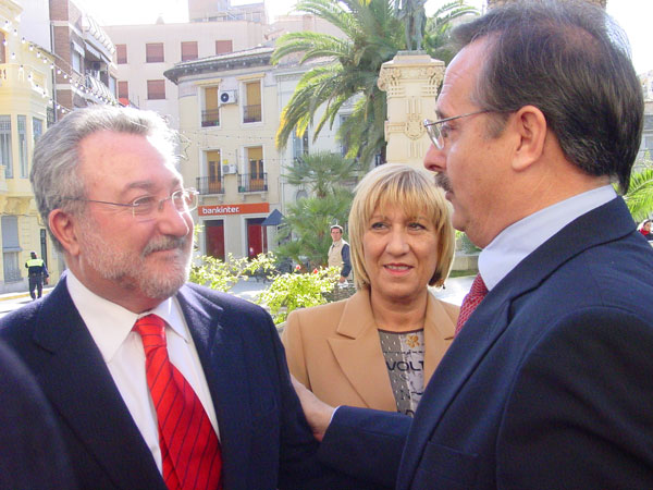El ministro de Sanidad, Bernat Soria, respalda el sector de la uva de mesa y del Vinalopó en su visita a Novelda