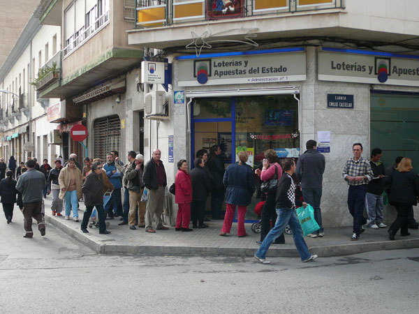 Los noveldenses acuden a la administración de lotería con los décimos premiados