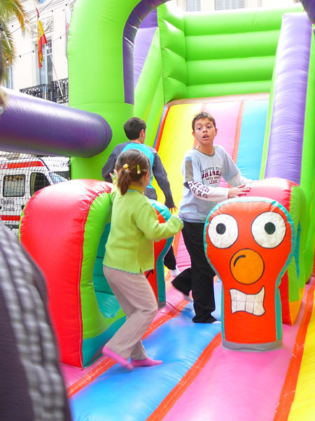 Los talleres navideños reúnen a los niños en la Plaça Vella