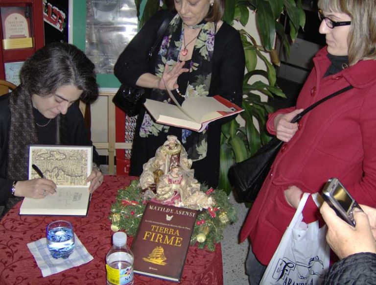 Matilde Asensi firma sus libros en la librería La Farándula