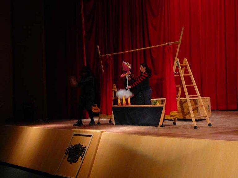 Los niños disfrutan en el Centro Cívico con la actuación de Pàmpol Teatre