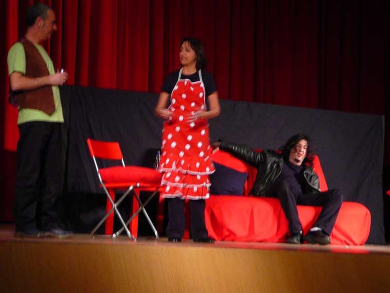 El humor de la obra Dos-i-ficats, interpretada por el grupo Els Saineters, inicia la temporada de teatro en Novelda