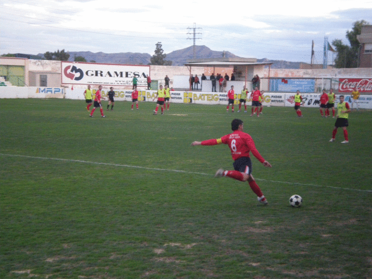 Fútbol: El C.F. Noveldense vuelve a la senda de la victoria gracias a un gol de Javi Navarro