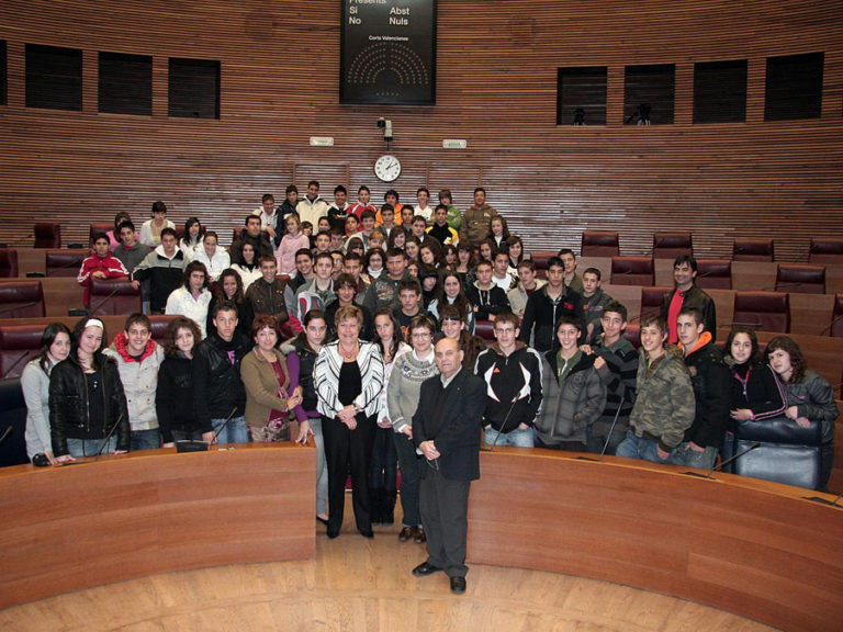 Milagrosa Martínez acompaña a los alumnos del colegio Padre Dehon en su visita a les Corts Valencianes