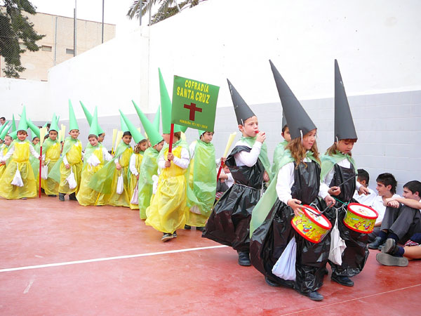 El colegio Santa Mª Magdalena celebra una procesión