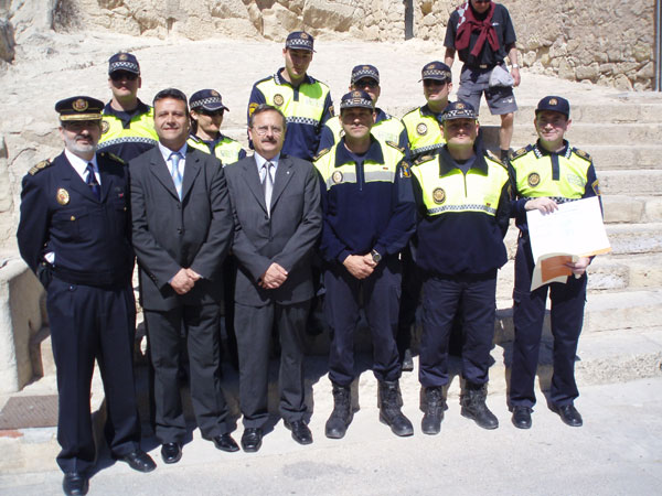 Entrega de diplomas a cuatro oficiales y seis agentes de la Policía Local de Novelda