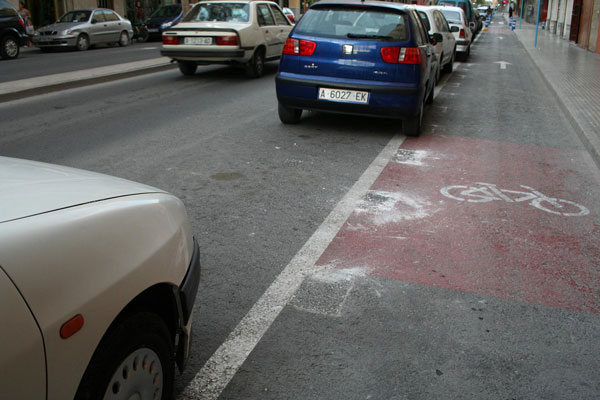El Ayuntamiento retira los bordillos del carril-bici de la Avenida de la Constitución