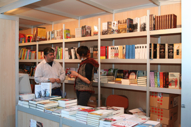 La Feria del Libro instalada en la Glorieta impulsa la lectura en Novelda
