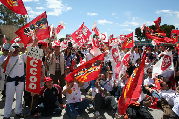 Más de 200 trabajadores de Bermármol se manifiestan contra la “política de imposición” de Levantina
