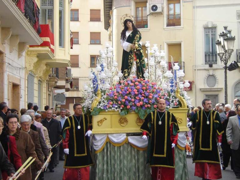 La celebración del Domingo de Resurrección inicia su festejo en la plaça Vella donde tiene lugar el emotivo encuentro
