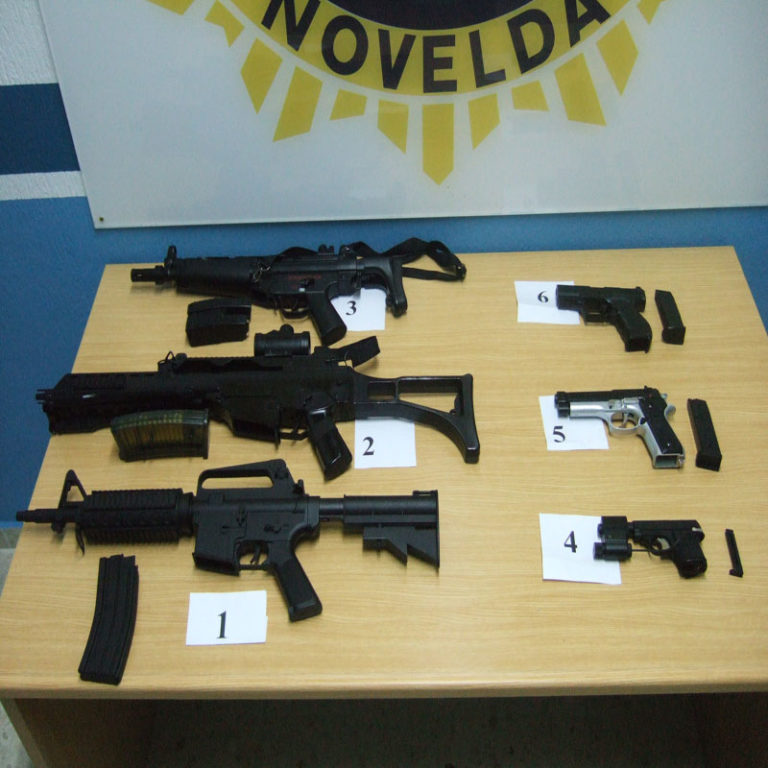 La Policía Local de Novelda incauta réplicas de sub-fusiles y pistolas