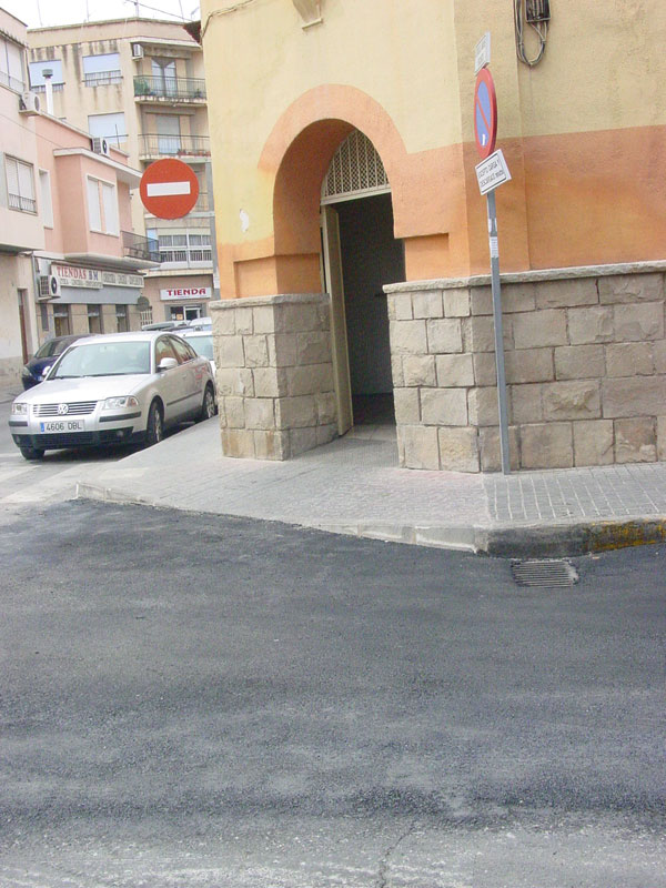 El Ayuntamiento repara el asfalto de distintas calles de Novelda