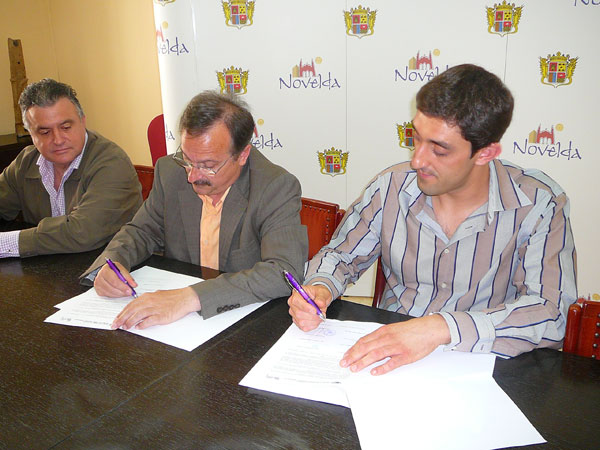 El Ayuntamiento y Comercio de Novelda Asociación firman el convenio de colaboración