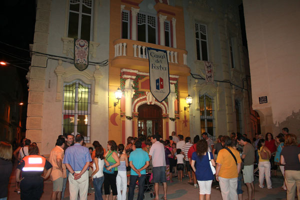Un numeroso público asiste a la inauguración del Casal Fester