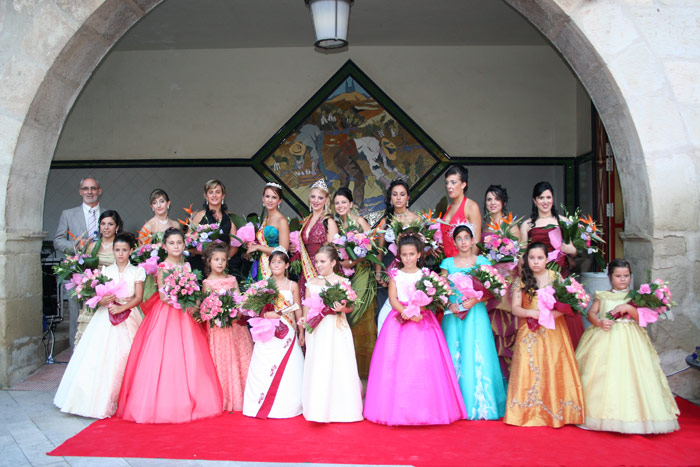 Preparando el Pregón: Reinas de barrio y Cargos festeros son recibidos por el Ayuntamiento de Novelda