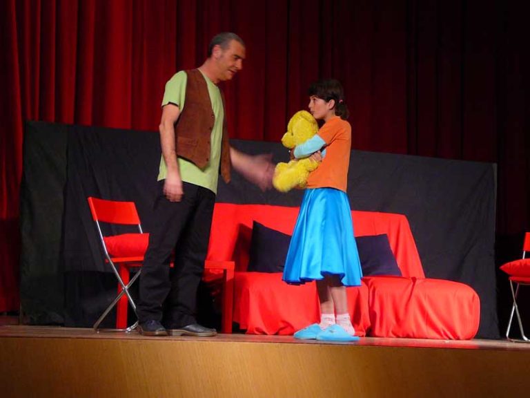 Cultura y Sociedad / El humor de la obra Dos-i-ficats, interpretada por el grupo Els Saineters, inicia la temporada de teatro en Novelda
