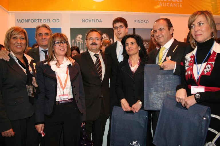 La consellera Angélica Such y el presidente de la Diputación, José Joaquín Ripoll, felicitan a Novelda por su promoción turística en Fitur 2009