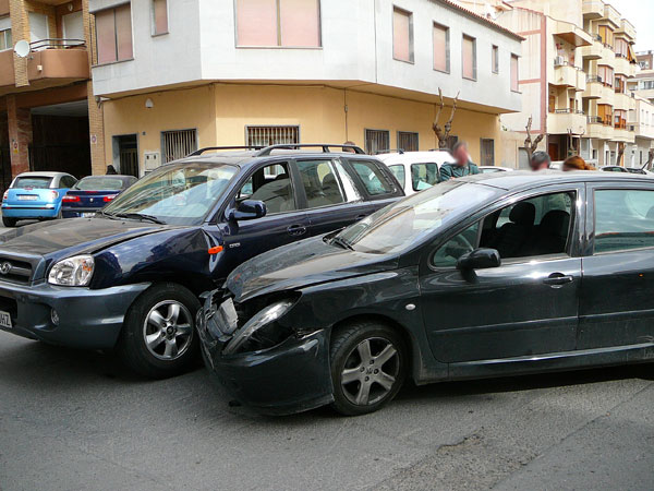Sucesos / Un accidente de tráfico en Pablo Picasso obliga a cortar la calle El choque de ambos vehículos se produjo cuando uno de ellos se saltó el ceda el paso colisionando contra el todoterreno que