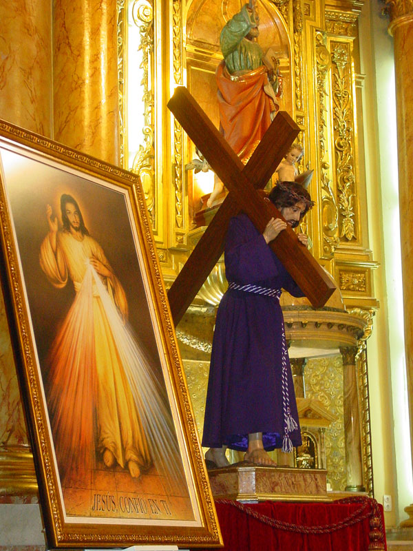 La iglesia de San Pedro acoge la bendición del nuevo traje de la imagen Jesús Nazareno