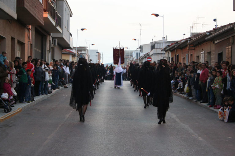 La solemne procesión de «Las Mantillas» recorre las calles del barrio María Auxiliadora