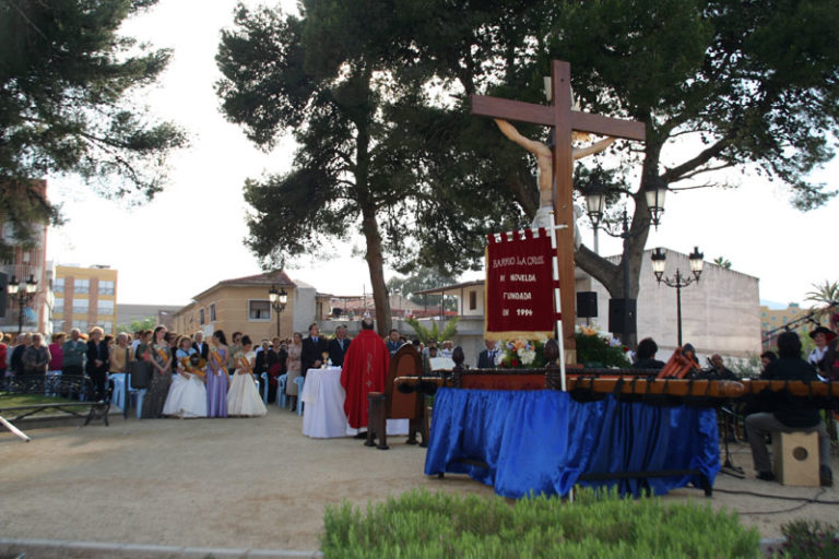 El barrio La Cruz oficia su tradicional Misa de Campaña en la plaza del Cementeri Vell.