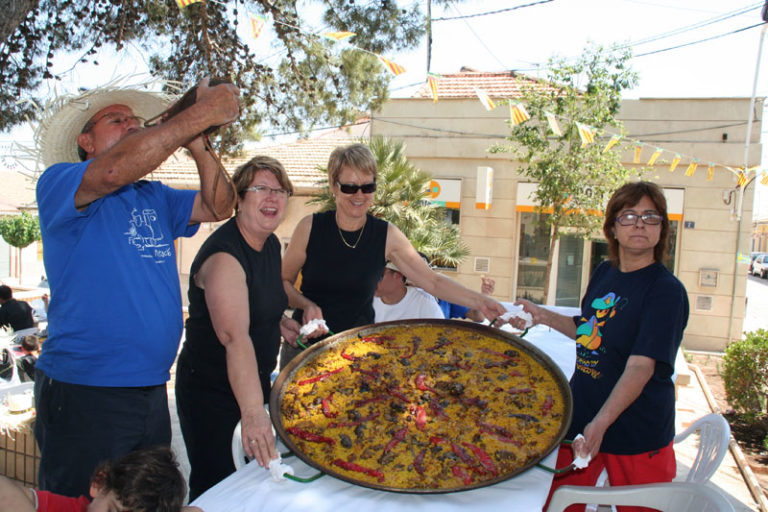 El barrio de La Estación realiza su comida de hermandad con las tradicionales paellas