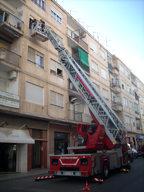 Una dotación de bomberos actúa en una vivienda de la calle Santa Rosalía