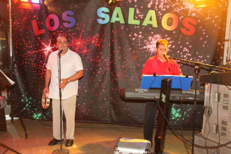 El duo musical «Los Salaos» de Novelda, amenizaron la velada en el homenaje al Embajador Moro