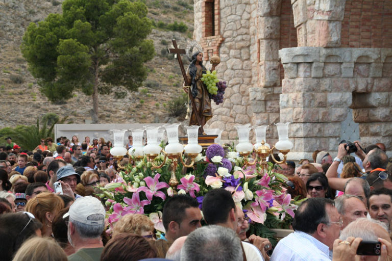 Miles de personas acompañan a Santa María Magdalena en romería desde el Santuario a Novelda