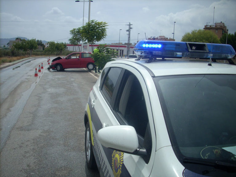 Accidente de tráfico en la Avda. Cortes Valencianas
