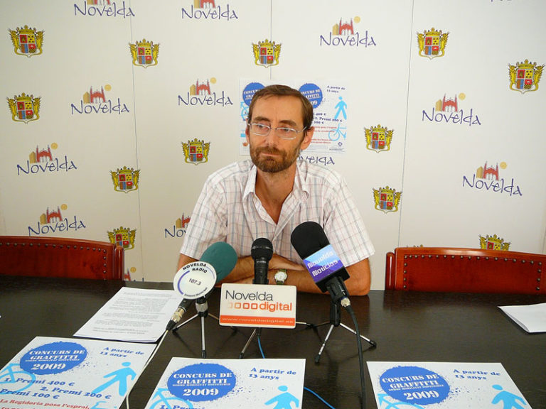 Francisco José Martinez García (Concejal de Medio Ambiente, Juventud y Participación Ciudadana) presenta el Concurso de graffitti sobre movilidad sostenible