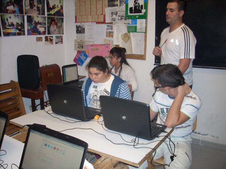 Inicio de curso de informática en la Asociación Gitana “I Lacho Drom” (El buen camino)