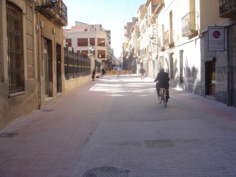 Nuevo tramo abierto al tráfico en la calle E. Castelar y cambio de estacionamiento semestral