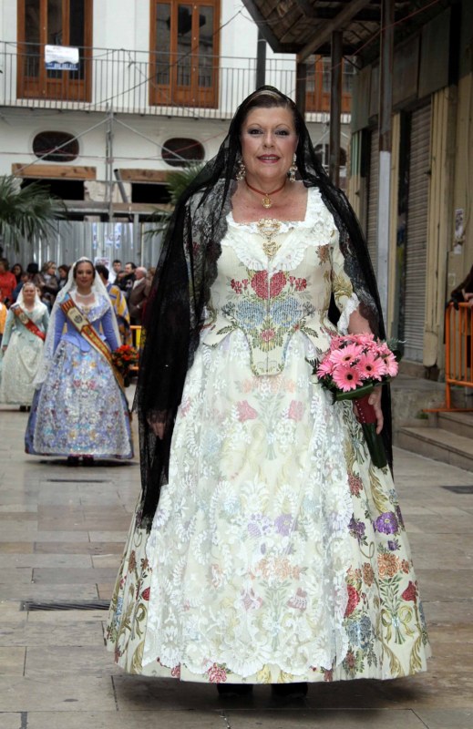 Milagrosa Martínez participa en la Ofrenda de Flores a «La Mare de Déu dels Desamparats «